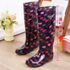 Botas de chuva longas, extra-altas, impermeáveis, antiderrapantes e quentes, com forro de fleece, adequadas para mulheres, capas de sapato de borracha, botas de água e sapatos de cano alto para adultos