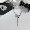Nova Exquisite Colar Pingente de Metal em Formato de Asa de Borboleta e Cobra com Design de Nicho para Garotas Modernas, Acessórios e Joias Femininas Personalizadas