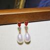 Pendientes de perlas Zhuji S925 con circonitas verdes esmeralda, pequeños y exquisitos pendientes de perlas naturales de agua dulce para mujer.