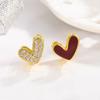 Pendientes elegantes de doble cara con esmalte rojo, elegantes pendientes con forma de corazón de diamantes, asimétricos, con hebilla y gotas de aceite en blanco.