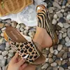 Comércio Exterior Tamanho Grande Verão Novo Europeu e Americano Sandália de Dedo Salto Anabela Estampa de Leopardo Moda Chinelos Femininos Pronta Entrega Atacado