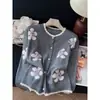 Suéter cardigan de tricô macio com bordado floral tridimensional dopamina e gola redonda para mulheres, estiloso e rejuvenescedor para outono e inverno