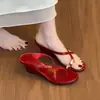 Chanclas de verano nuevas de estilo retro únicas con hebilla metálica, sandalias de cuña con tira cruzada roja francesa 2026