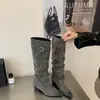 Botas estilo novo 2026 versátil moda salto interno de madeira bico fino trançado sapatos femininos cinza preto marrom para adultos