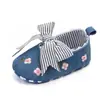 Zapatos de suela blanda para bebé niña de fábrica, zapatos antideslizantes para bebé niño, lindos zapatos de bebé con lazo 0962