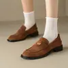 Nuevos mocasines marrones de estilo británico para otoño e invierno, zapatos planos sin cordones de cuero con monedas, zapatos de mujer de cuero genuino