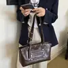 Bolsa de Ombro Tendência com Rebites para Mulheres 2026 Nova Moda Estilo Coreano Bolsa Tote Simples de Grande Capacidade para o Dia a Dia