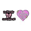 "Literalmente solo soy una chica parlanchina" broche decorativo de letras rosas