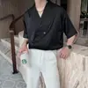 Camisa blanca drapeada con diseño de nicho de verano para hombre, camisa de manga corta con cuello de traje prohibido estilo coreano a la moda