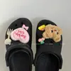 Zapatos Croc Accesorios Tienda de Postres Tailandeses Oso de Mantequilla Zapatos de Oso Populares Peluche de Flor Corazón Lindo Dibujo Animado Desmontable