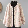 Foto real de una chaqueta acolchada de algodón ajustada, corte slim para mujer, una capa interior fina y cálida de algodón para usar en invierno