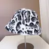 Gorros de Invierno al por Mayor para Mujer, Nuevos Versátiles de Moda para Orejas, Cálidos Sombreros de Pescador de Piel Sintética de Visón, Estampado de Leopardo