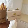 Bolsa Pequena Transversal Estilo Fragrância com Corrente de Malha Diamantada 2026 Novo Estilo Moda Versátil Ombro Único Transversal Bolsa Quadrada Pequena com Cadeado