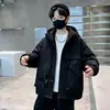 Jaqueta corta-vento infantil outono novo estilo meninos manga longa múltiplos bolsos 2026 estilo coreano jaqueta infantil com capuz atacado moderna