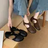 Zapatos únicos con diseño calado y estilo de punta dividida para mujer, nuevas sandalias casuales planas versátiles sin cordones para el verano 2026