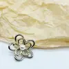 Botón de Flor Calado Estilo Coreano Perla Flor de Cinco Pétalos Botón Metálico Vestido Cortavientos DIY Anillo para el Cabello Hebilla Decorativa