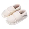 Pantuflas de algodón para hombre para invierno en interiores con tacto cómodo, cálidas, de suela gruesa, para uso en casa, rellenas de plumón, zapatos de algodón impermeables, adecuados para que las mujeres los usen afuera