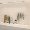 Araras de roupas de aço inoxidável, expositores de parede para roupas femininas em lojas de roupas.