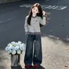 Conjunto de Dos Piezas Estilo Universitario para Niñas Otoño 2026 Nuevo Conjunto de Dos Piezas con Top de Encaje de Manga Larga y Jeans
