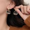 2024 Nuevo estilo lujo ligero cristal negro elegantes aretes de botón aretes de alta gama para mujer diseño nicho temperamento joyería para la oreja