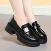 Estilo Novo Primavera 2026 Slip-On College Bico Redondo Couro Macio Estilo Britânico Sapatos Pequenos de Couro Mocassins de Solado Grosso para Mulheres