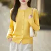 Suéter estiloso de lã, cardigã de botões com gola redonda para mulheres, nova coleção outono/inverno 2026, malha versátil e que afina a silhueta