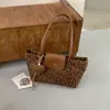 Bolso de Mano Retro con Estampado de Leopardo para Mujer 2026 Nuevo de Gamuza y Felpa Gran Capacidad Bolso de Hombro Estilo Milenial para Viajes Diarios Bolso de Axila