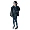 Nuevo conjunto elegante de chaqueta de cuero estilo coreano y leggings 2026 para niñas, un atuendo de dos piezas para niños