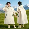 Impermeable infantil para niños y niñas, impermeable y a prueba de lluvia de cuerpo completo, diseñado específicamente para estudiantes de preescolar y primaria con espacio para mochila