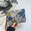 Bolso de mano de moda bordado muy elegante, nuevo bolso de moda de verano 2026 para mujer, bolso cuadrado de mano de nicho, bolso tipo sobre