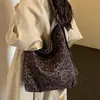 Bolsa de lona tipo tote para mujer, gran capacidad, nuevo bolso cruzado casual con estampado de leopardo para otoño/invierno 2026, versátil para la escuela y el trabajo diario