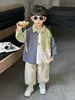 6161 Conjunto de Otoño para Niños 2026 Nuevo Fresco y Elegante Estilo Coreano Conjunto de Tres Piezas de Chaqueta Camisa para Niños Ropa de Primavera y Otoño para Bebé