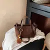 Bolsa Nova Retrô Outono/Inverno 2026 Cesta de Lembrança Bolsa de Mão Feminina Versátil para o Dia a Dia Bolsa Tote Portátil