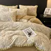 Juego de Ropa de Cama de Leche Gruesa Tallada Cuatro Piezas Más Terciopelo Coral Franela Sábana Falda de Cama Funda de Edredón Juego de Tres Piezas Suministros
