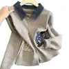 Cárdigan de punto patchwork de mezclilla a la moda para reducir la edad 2026, chaqueta corta elegante nueva con solapa bordada, suéter