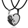 Colar com pingente de gato preto e branco da moda colar de casal de gatos de amor criativo costura acessórios para casal de homens e mulheres atacado