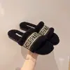 Chinelos peludos estilosos femininos para usar ao ar livre, chinelos de algodão da moda para casa, design versátil com estampa de letras estilo fada e sola macia para outono e inverno de 2026