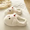 Chinelos de inverno Song Xiaoke, chinelos fofos de pelúcia para o pós-parto, chinelos quentes e antiderrapantes para casa com solas grossas, novo estilo feminino 2026