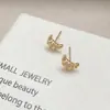 Pendientes pequeños en forma de cuerno para mujer, sencillos y elegantes, versátiles, elegantes, de lujo ligero, pendientes exquisitos, estilo Ins, accesorios para orejas frescos y delicados