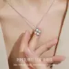 Colar de trevo de quatro folhas da sorte para mulheres, design de nicho moderno de luxo leve, corrente para clavícula com um toque único e sofisticado, gargantilha da moda