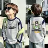 Camiseta de manga comprida com blocos de cor e retalhos para meninos, estilo primavera e outono, coleção de outono infantil, para meninos mais velhos, camiseta com manga raglan, blusa de modelagem solta
