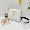 Bolsa quadrada de palha com padrão de crocodilo, estilo férias de verão 2026, com pingente fofo, bolsa de ombro tipo balde, bolsa feminina para o trabalho