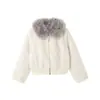 Otoño/Invierno 2026: Moda femenina de nueva temporada, presentando un abrigo elegante, cálido y esponjoso con cuello de solapa, un diseño suave y elegante, y un top de retazos a la moda