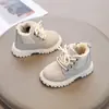 Nuevos estilos de otoño e invierno de botas Martin para niños, con forro de felpa, diseño unisex, botines de estilo británico y botas de cuero cálidas antideslizantes para bebés
