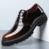Sapatos de couro transfronteiriços novos de sola grossa para aumentar a altura, cabeça grande, couro envernizado, superfície brilhante, mocassins casuais, artista de penteado, sapatos masculinos 260115