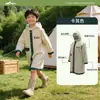 Capa de Chuva Infantil para Alunos do Ensino Fundamental, Meninos e Meninas, Capa de Chuva Longa com Proteção Integrada de Corpo Inteiro Contra Chuva Forte, com Espaço para Mochila