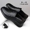 Botas de chuva casuais masculinas, couro sintético, novo modelo outono/inverno, respiráveis, sola macia, slip-on preto para negócios, antiderrapante, adequadas para pais de meia-idade e idosos.