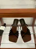 Falda simple para usar afuera chanclas de una tira mujer tira fina francesa chanclas frescas de verano tacón de cuña nuevo 2026 punta cuadrada sin