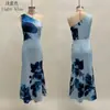 Vestido Largo de Un Hombro Estampado Azul de Marca Independiente Estilo Europeo y Americano Nuevo 2026 Elegante y Gracioso Vestido de Fiesta