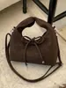 Retrô, fashion, minimalista e luxuosa - uma bolsa de ombro, bolsa de mão ou bolsa transversal versátil para o dia a dia, perfeita para a temporada de outono de 2026, com um design único